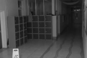 Penampakan hantu di lorong sekolah masuk kamera CCTV, ngeri banget