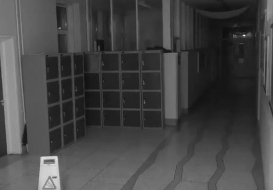 Penampakan hantu di lorong sekolah masuk kamera CCTV, ngeri banget
