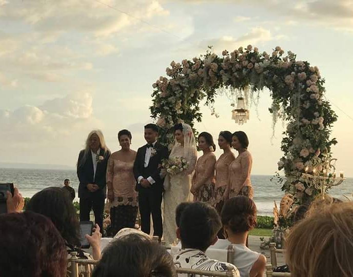 9 Penampilan Derby Romero & Claudia Adinda saat menikah, nyentrik abis