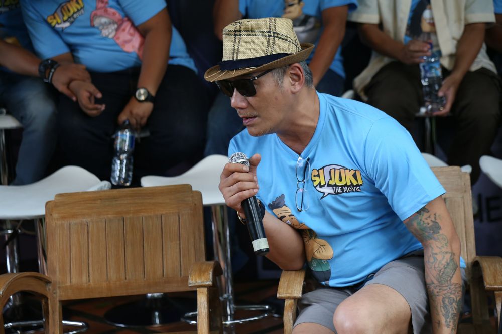 Usia 54 tahun, 8 gaya Tio Pakusadewo ini bukti ia kian tua makin kece