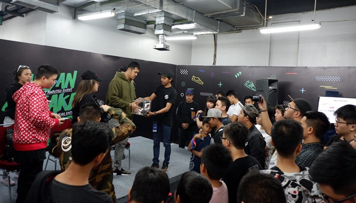 Di acara ini harga Supreme x LV Hoodie Bogo terjun bebas lho