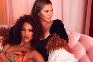 Chrissy Teigen x Revolve rilis koleksi fashion untuk cewek millenial