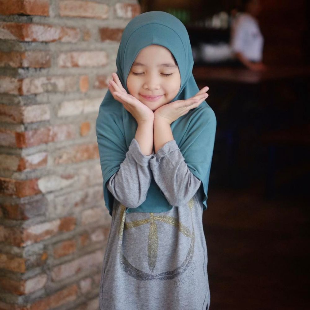 12 Gaya Sybil putri Zaskia Mecca, usia 7 tahun udah mantap berhijab