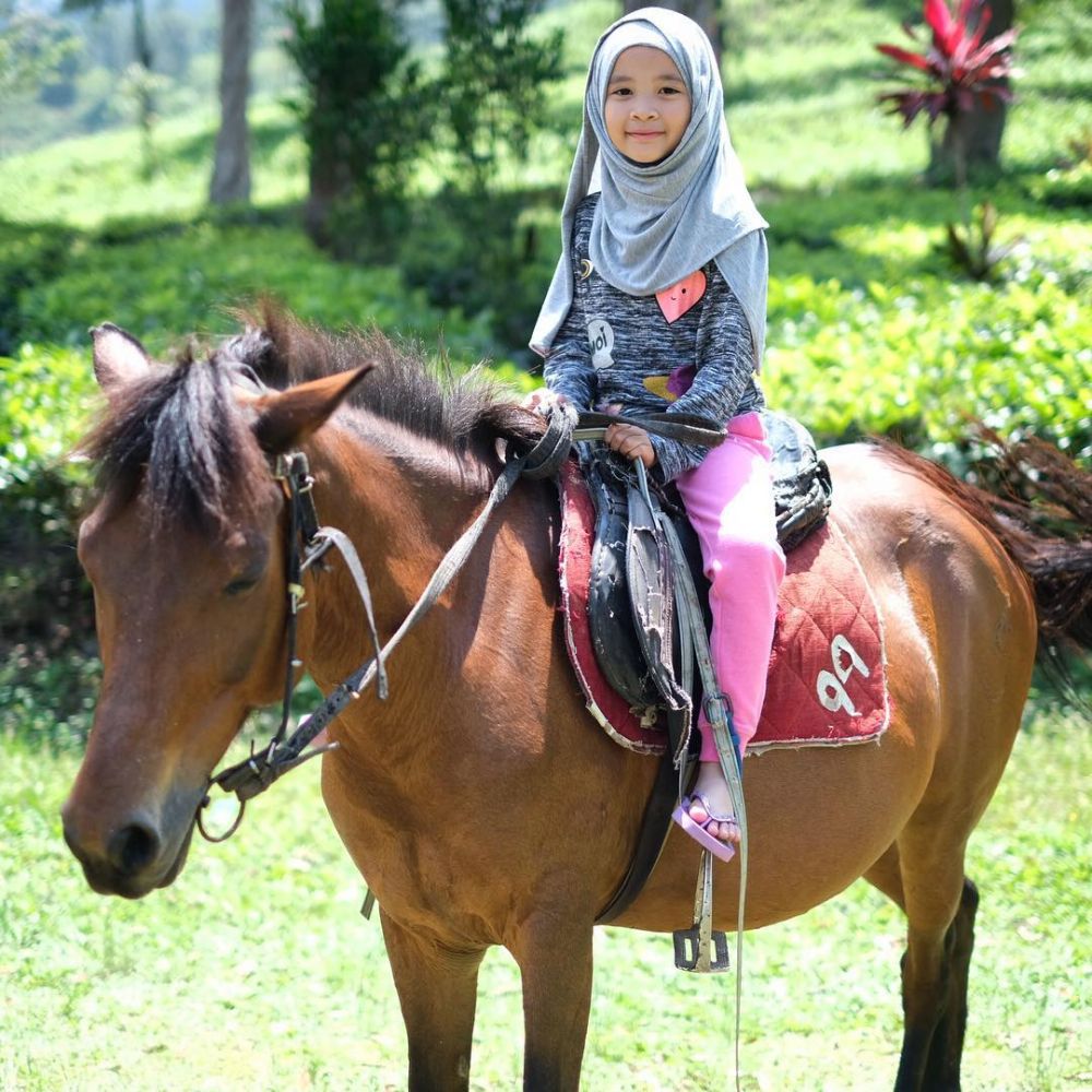 12 Gaya Sybil putri Zaskia Mecca, usia 7 tahun udah mantap berhijab