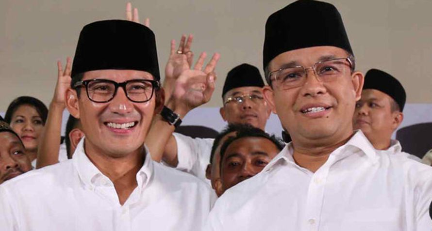 Deretan karangan bunga di pelantikan Anies-Sandi ini isinya lucu-lucu