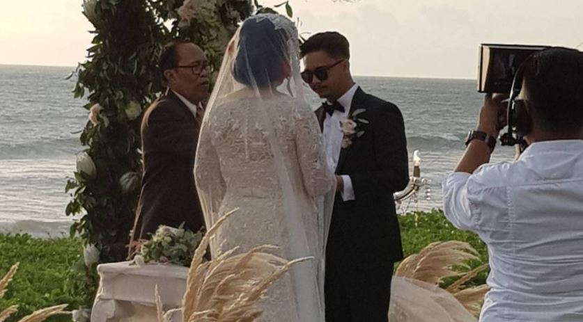 Nggak hanya Derbi-Claudia, 5 pernikahan seleb ini juga nyentrik abis