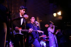 10 Aksi panggung Maliq & D'Essentials ini bukti fans bisa deket idola