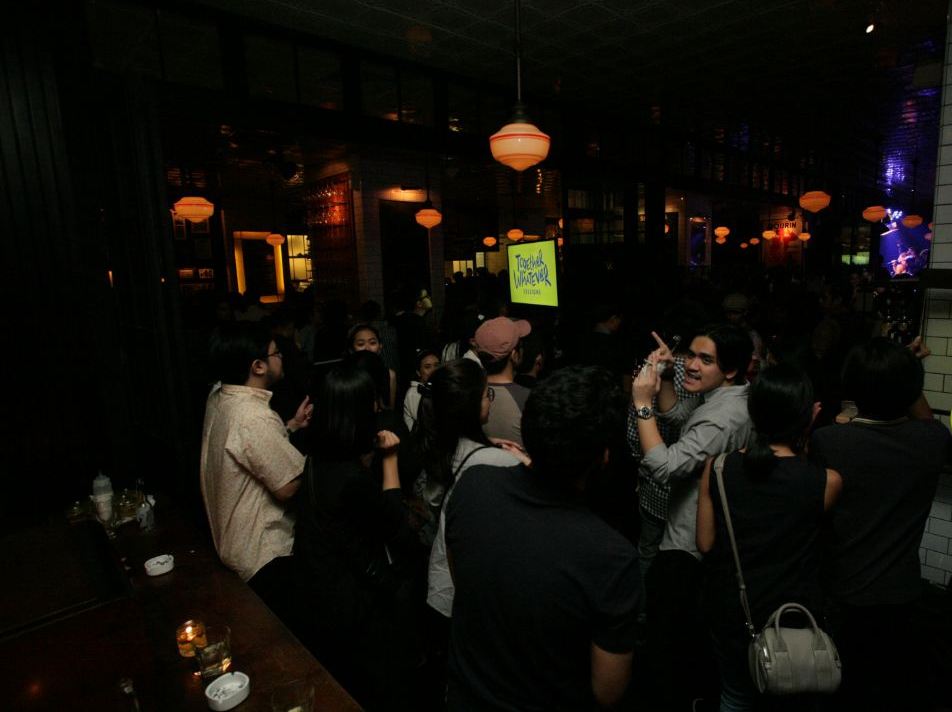 10 Aksi panggung Maliq & D'Essentials ini bukti fans bisa deket idola