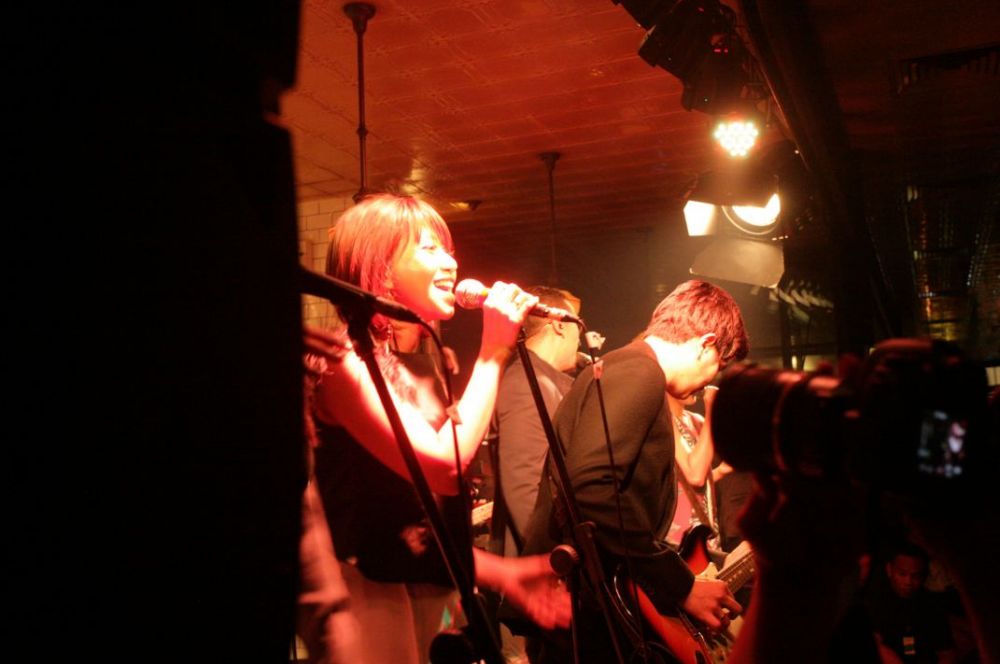 10 Aksi panggung Maliq & D'Essentials ini bukti fans bisa deket idola