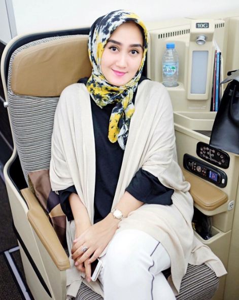 10 In-Flight outfit ala Dian Pelangi, cocok buat para hijab traveler