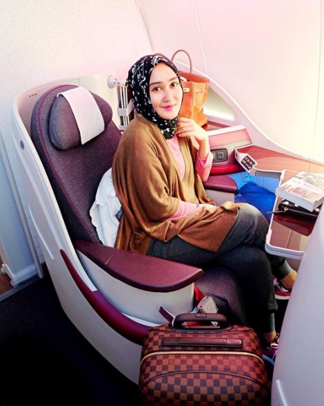 10 In-Flight outfit ala Dian Pelangi, cocok buat para hijab traveler
