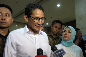 Anak muda ini kaget banget, nggak nyangka bakal dapat sepatu Sandi