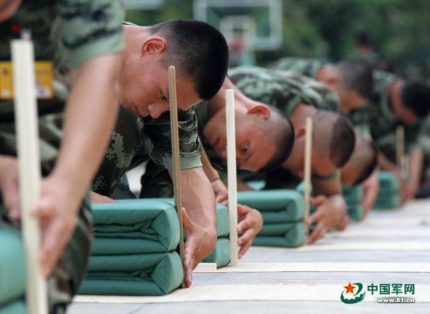 Begini aksi unik tentara China ketika lomba melipat selimut