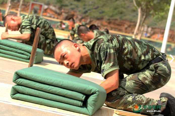 Begini aksi unik tentara China ketika lomba melipat selimut