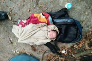 Sungguh tega wanita yang buang bayinya di tempat sampah ini