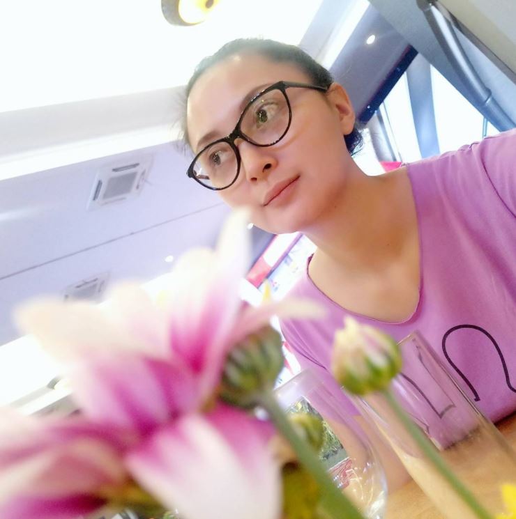 Sering makeup tebal, wajah Della Puspita tanpa riasan ini bikin heboh