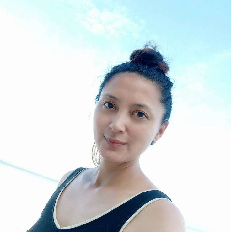 Sering makeup tebal, wajah Della Puspita tanpa riasan ini bikin heboh