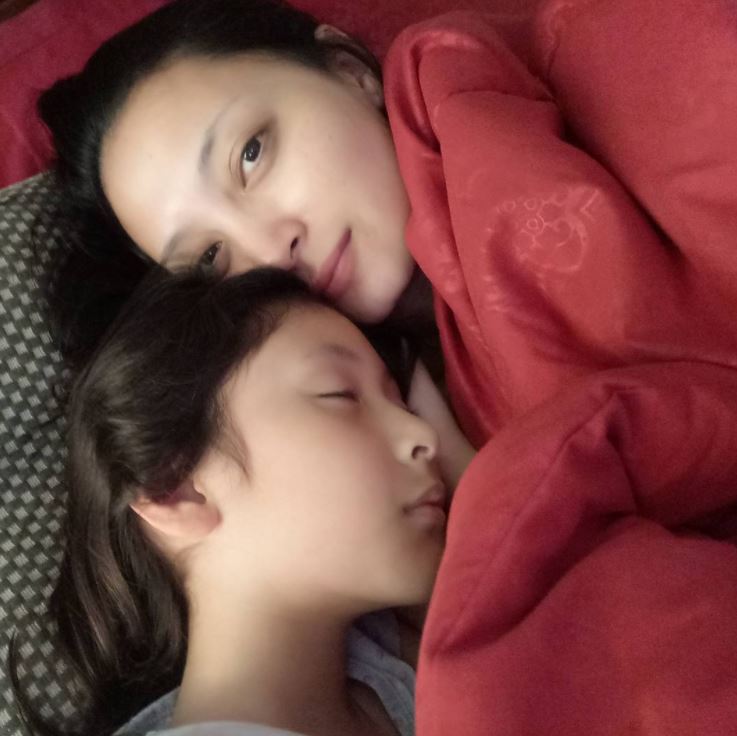 Sering makeup tebal, wajah Della Puspita tanpa riasan ini bikin heboh