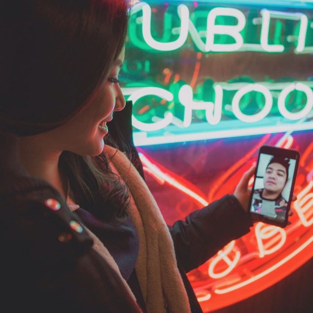 10 Gaya pacaran Boy William & Karen Vendela, tetap mesra meski LDR