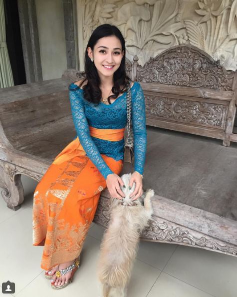 10 Gaya Sallyna Diana tunangan Putu Gede, tak kalah dari Nikita Willy