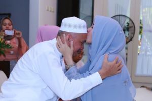 Pindah ke Malaysia, ini 10 momen haru pamitan Laudya dengan ayahnya