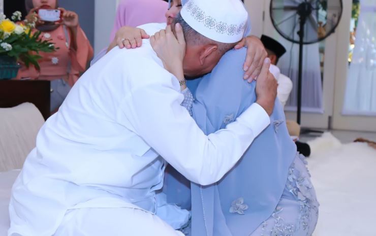 Pindah ke Malaysia, ini 10 momen haru pamitan Laudya dengan ayahnya