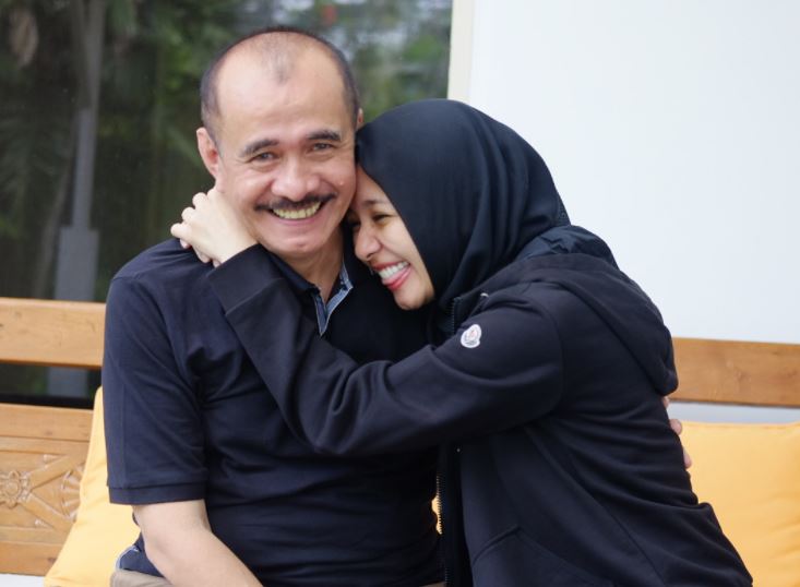 Pindah ke Malaysia, ini 10 momen haru pamitan Laudya dengan ayahnya