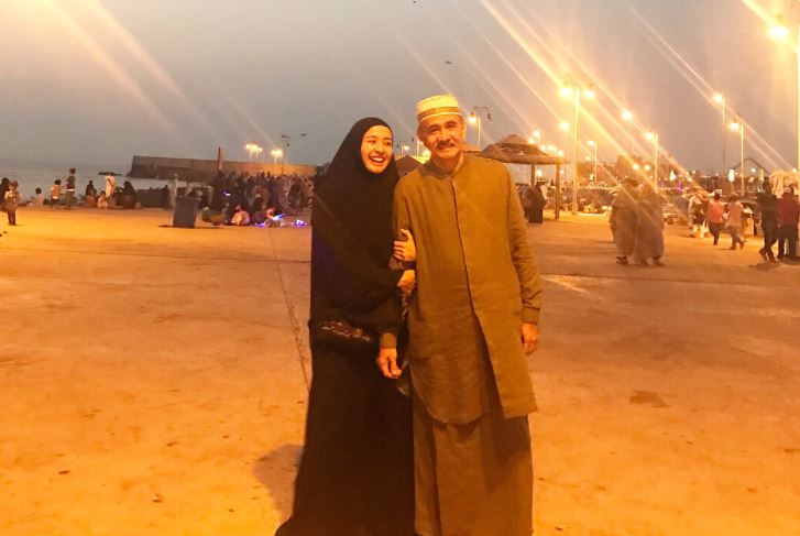 Pindah ke Malaysia, ini 10 momen haru pamitan Laudya dengan ayahnya