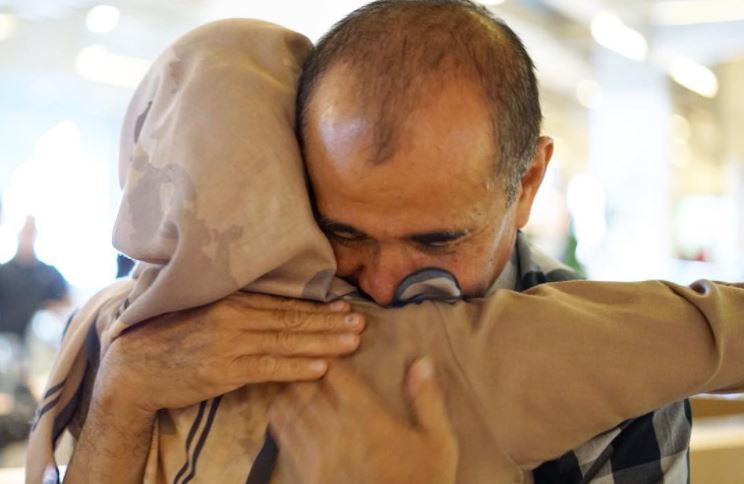 Pindah ke Malaysia, ini 10 momen haru pamitan Laudya dengan ayahnya