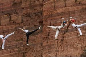 Mendebarkan, 10 aksi yoga di antara tebing curam setinggi 200 meter