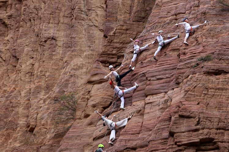 Mendebarkan, 10 aksi yoga di antara tebing curam setinggi 200 meter
