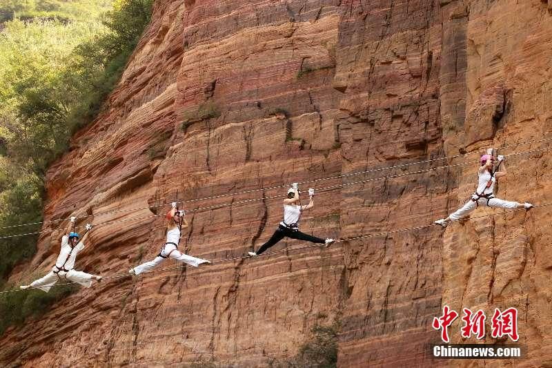Mendebarkan, 10 aksi yoga di antara tebing curam setinggi 200 meter