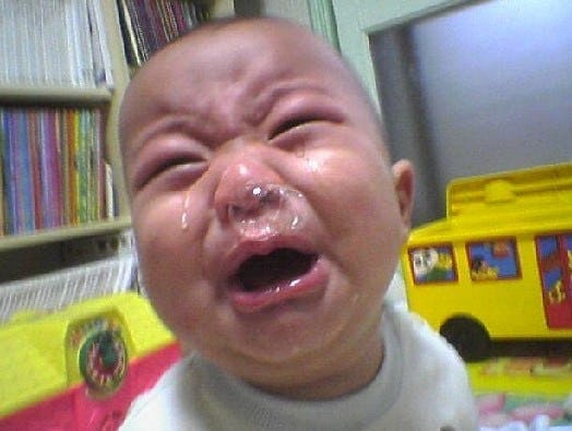 10 Potret kelakuan orangtua saat asuh bayinya ini bikin gagal paham