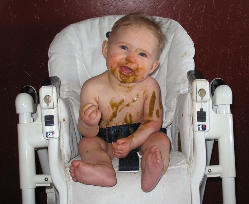 10 Potret kelakuan orangtua saat asuh bayinya ini bikin gagal paham