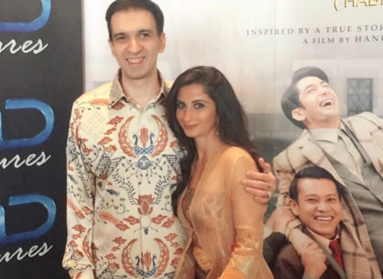 10 Penampilan istri produser film Manoj Punjabi, bukti cantiknya awet