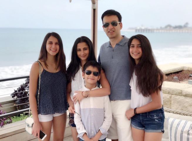 10 Penampilan istri produser film Manoj Punjabi, bukti cantiknya awet