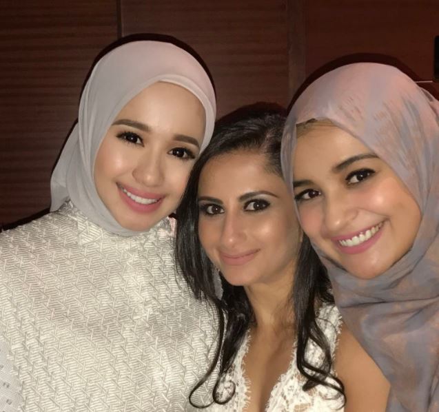 10 Penampilan istri produser film Manoj Punjabi, bukti cantiknya awet