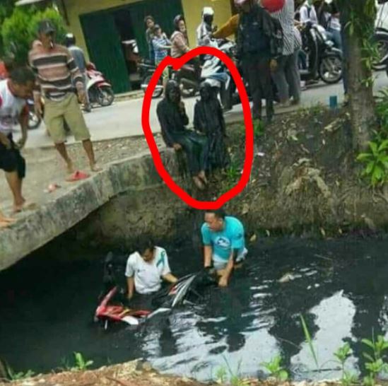 2 Cewek ini apes banget, naik motor kecebur sungai penuh lumpur hitam