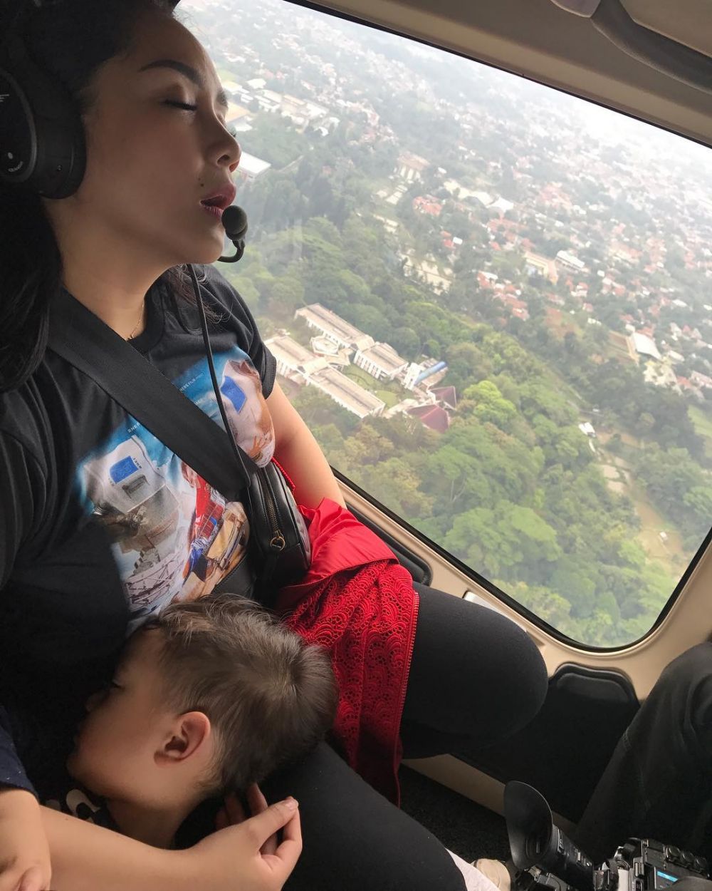 10 Gaya Nagita Slavina saat tidur, masih tetap cantik nggak ya?