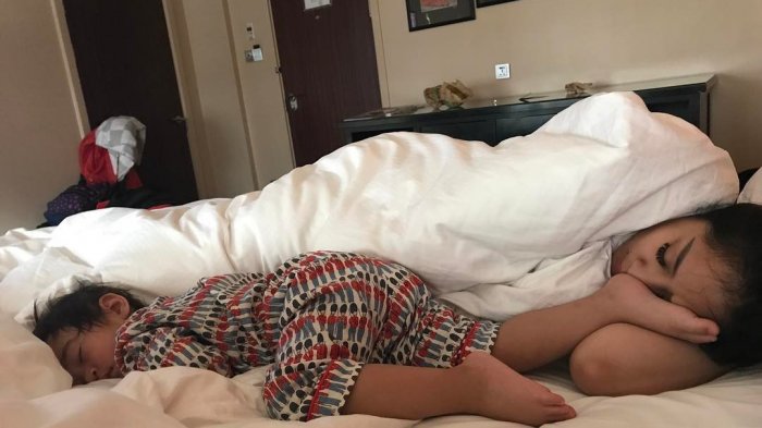 10 Gaya Nagita Slavina saat tidur, masih tetap cantik nggak ya?