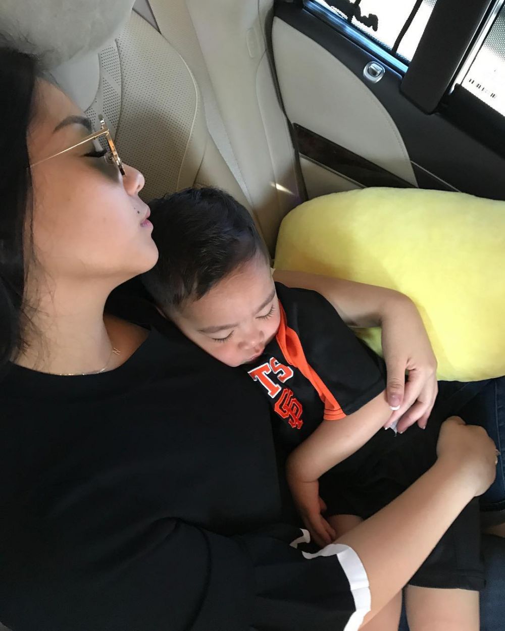 10 Gaya Nagita Slavina saat tidur, masih tetap cantik nggak ya?