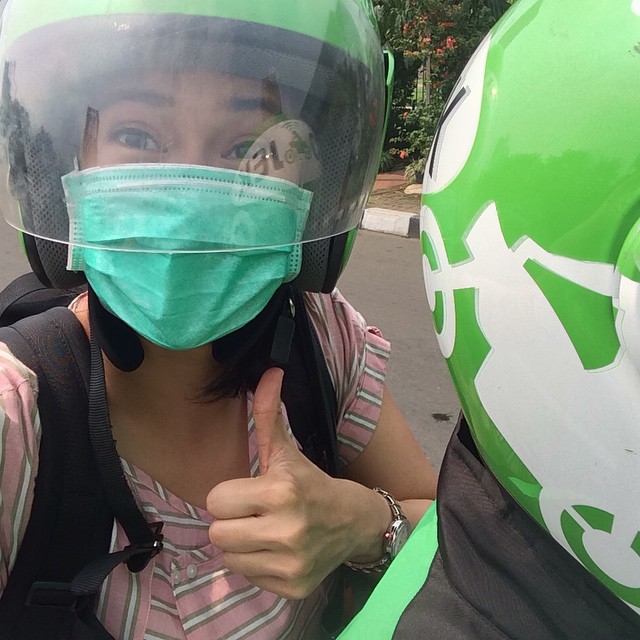 Gaya 10 artis cantik saat naik ojek online, sederhana namun menawan