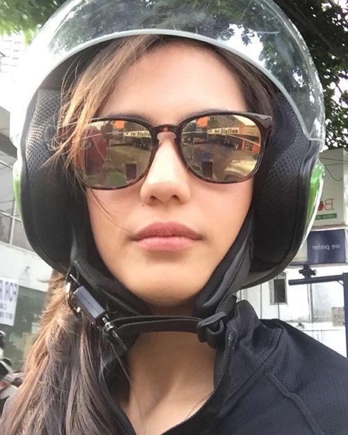 Gaya 10 artis cantik saat naik ojek online, sederhana namun menawan