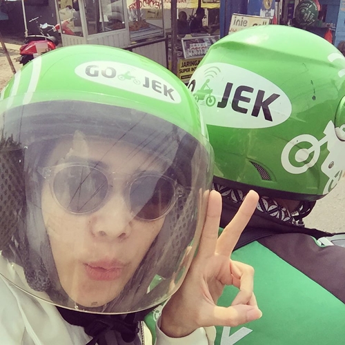 Gaya 10 artis cantik saat naik ojek online, sederhana namun menawan