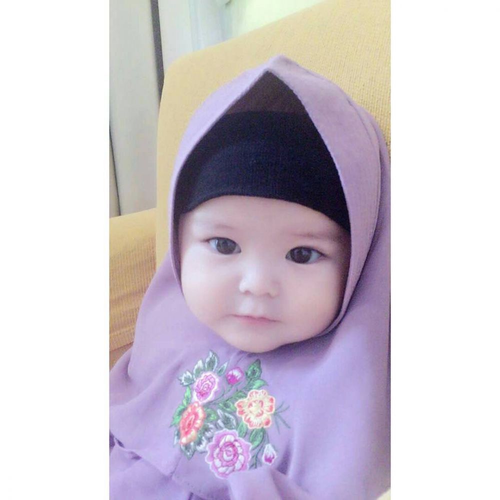 12 Potret lucu Naura Alaydrus, bayi 1 tahun yang hits dengan hijabnya