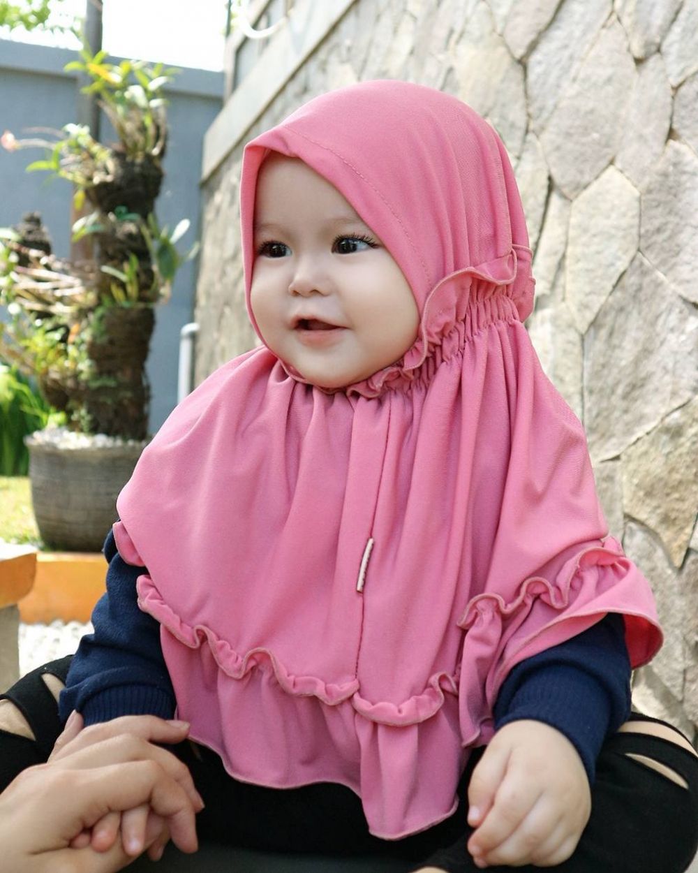 12 Potret lucu Naura Alaydrus, bayi 1 tahun yang hits dengan hijabnya
