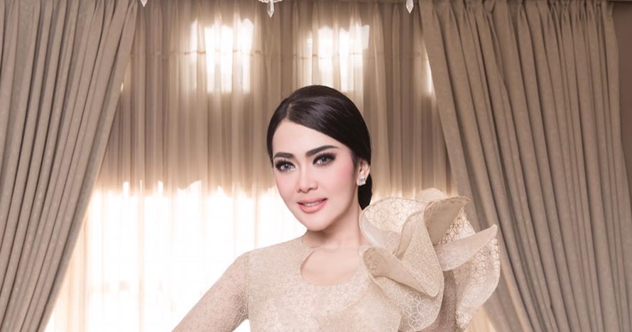 10 Sepatu boots milik Syahrini, ada yang senilai satu unit mobil