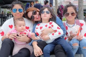 10 Momen kekompakan Ussy Sulistiawati dengan anaknya, tak pilih kasih