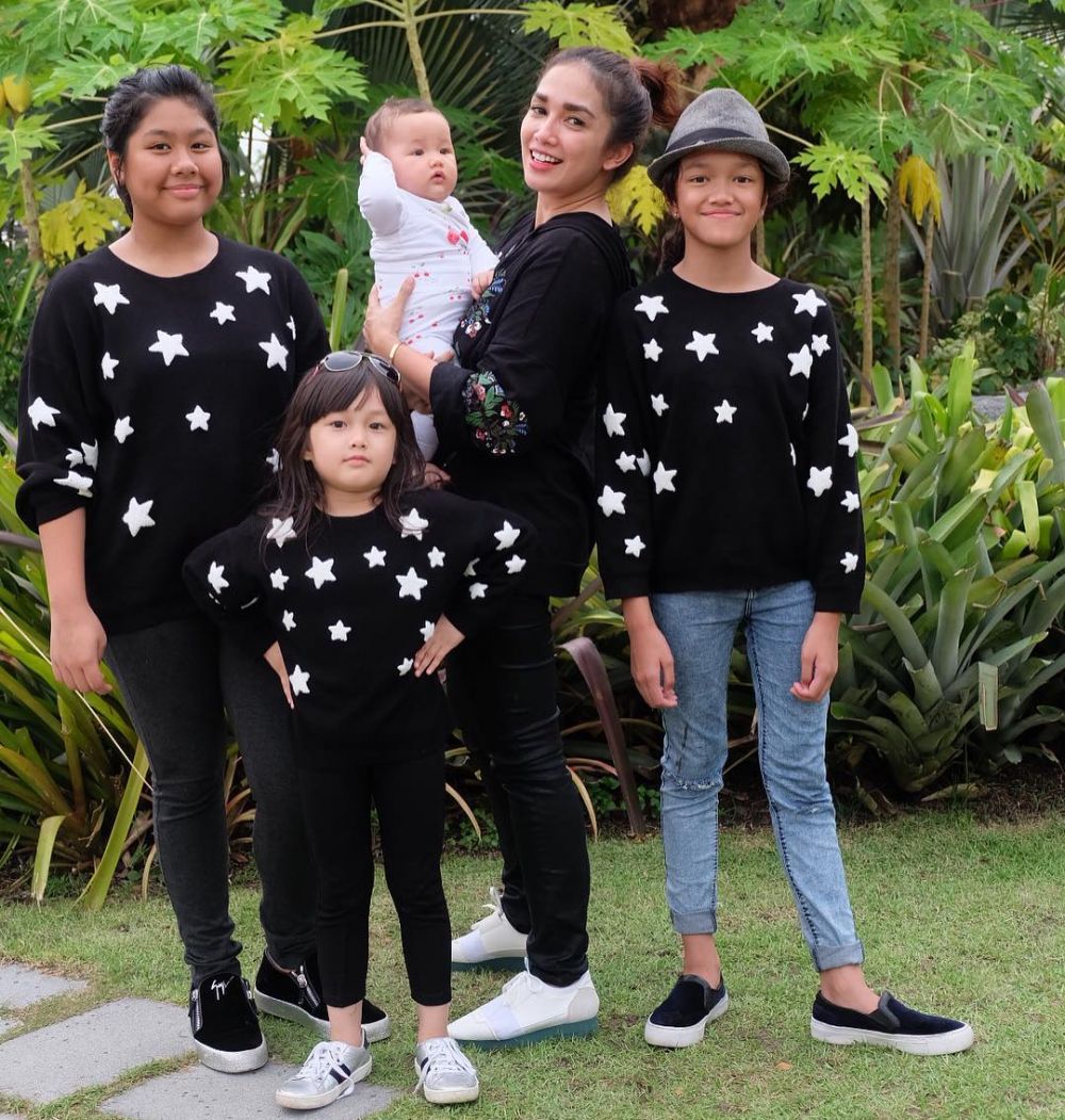 10 Momen kekompakan Ussy Sulistiawati dengan anaknya, tak pilih kasih