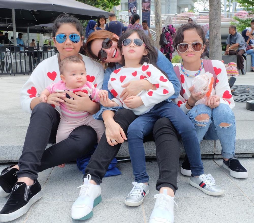 10 Momen kekompakan Ussy Sulistiawati dengan anaknya, tak pilih kasih
